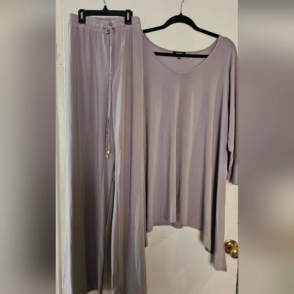 Gray Women's Top - Picture 2 of 4